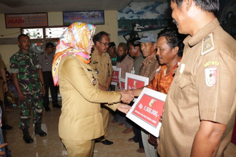 Winarti Bantu Korban Puting Beliung