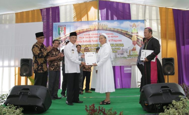 Pemkab Pringsewu Hibahkan Tanah Bangunan pada Gereja