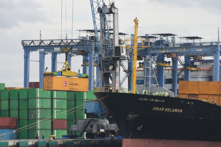 LAYANAN DIGITAL. Suasana aktivitas bongkar muat peti kemas di Pelabuhan Tanjung Priok, Jakarta, Selasa (1/1). PT Pelabuhan Indonesia II terus mendorong pemanfaatan platform layanan digital kepelabuhanan agar digitalisasi pelabuhan bisa diterapkan secara menyeluruh.
n ANTARA/INDRIANTO EKO SUWARSO