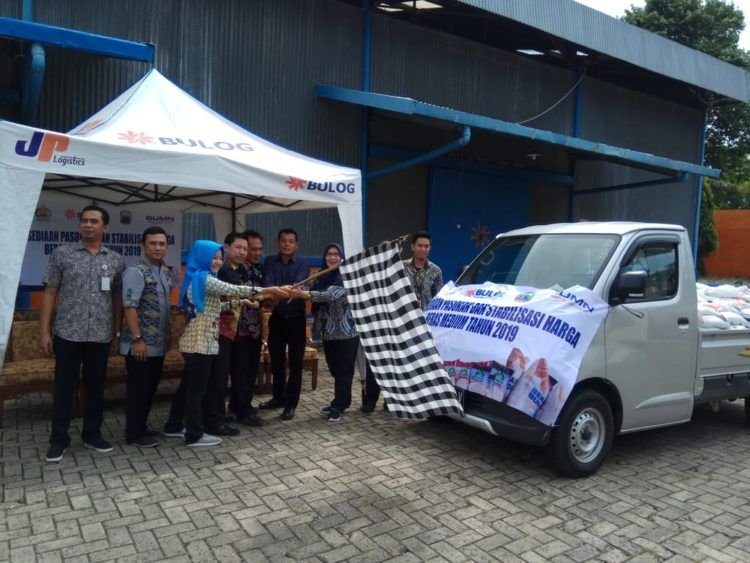 STABILITAS BERAS MEDIUM. Kepala Kansilog Bulog Kalianda Suzana (Kanan) bersama perwakilan Forkopimda Pemkab Lampung Selatan melepas beras medium ke pasar Inpres Kalianda, Kamis (3/1). Hal itu dilakukan dalam program ketersediaan pasokan dan stabilitas harga beras medium 2019.
LAMPUNG POST/JUWANTORO