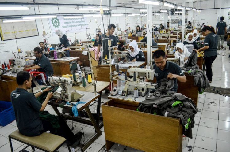 Industri Manufaktur Andalan Pendongkrak Ekonomi PEREKONOMIAN Indonesia masih berdaya tahan dan cukup solid untuk melanjutkan tren pertumbuhan positif. Itu dibuktikan melalui laporan Badan Pusat Statistik (BPS) yang menunjukkan pertumbuhan triwulan I 2022 sebesar 5,01 persen secara tahunan (year on year/yoy). Berbagai mesin pertumbuhan menunjukkan kinerja apik dan berkontribusi signifikan pada ekonomi Indonesia di tiga bulan pertama. Pemerintah bakal mengupayakan dorongan bagi sektor-sektor unggulan agar bisa mendongkrak laju pemulihan. Deputi Bidang Koordinasi Ekonomi Makro dan Keuangan Kemenko Perekonomian Iskandar Simorangkir mengatakan sektor pertama yang akan didorong ialah industri pengolahan lantaran memiliki prospek menjanjikan. "Sektor industri pengolahan (akan didorong dengan hilirisasi sumber daya alam (SDA) untuk meningkatkan nilai tambah, baik untuk dalam negeri maupun ekspor," kata dia. Merujuk data BPS, industri pengolahan menunjukkan performa yang cukup baik pada triwulan I 2022. Sektor ini mencatat pertumbuhan 5,07% (yoy) dengan distribusi mencapai 19,19% terhadap produk domestik bruto (PDB). Optimisme pelaku industri manufaktur juga cenderung menguat seiring meningkatnya aktivitas masyarakat. Pada April 2022, level Purchasing Manager's Index (PMI) manufaktur Indonesia berada di level 51,9, naik dari posisi bulan sebelumnya. Selain industri pengolahan, kata Iskandar, sektor pertanian juga akan menjadi andalan untuk menggerakkan perekonomian. Apalagi penyerapan tenaga kerja di sektor ini cukup tinggi. Masih dari data BPS, tenaga kerja di sektor pertanian bertambah 1,86 juta orang pada Februari 2022. Dengan penambahan itu, distribusi tenaga kerja dari ranah agrokultura mencapai 29,96 juta orang dari total penduduk yang bekerja di Indonesia. "Kedua adalah sektor pertanian karena menyerap tenaga kerja terbesar dan dapat mengurangi impor pangan," ujar Iskandar. Sementara sektor lain yang turut menjadi andalan di sepanjang 2022 ialah perdagangan, hotel dan restoran, serta transportasi seiring pelonggaran mobilitas masyarakat.(MI/E1)