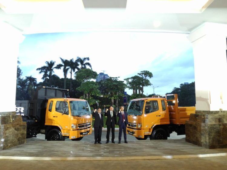 FUSO FIGHTER TERBARU. Manajemen PT Krama Yudha Tiga Berlian Motors (KTB) berfoto bersama pada peluncuran sembilan varian baru Mitsubishi Fuso Fighter di Jakarta, Kamis (24/1). DOK KTB