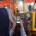 TRANSAKSI GO-PAY. Seorang pengunjung melakukan transaksi menggunakan sistem pembayaran nontunai GO-Pay pada Santuuy Market, di Giant Antasari, Bandar Lampung, Desember 2018. Tidak kurang dari 80 ribu pengunjung memadati event kuliner yang membukukan 60 ribu transaksi dengan total mencapai miliaran rupiah.DOK GO-JEK