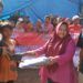 SERAHKAN BANTUAN. Sekretaris IKI Pusat, Prima Yuliantina
menyerahkan bantuan untuk korban bencana tsunami di Lampung Selatan, Jumat (4/1).DOK.IKI Pusat