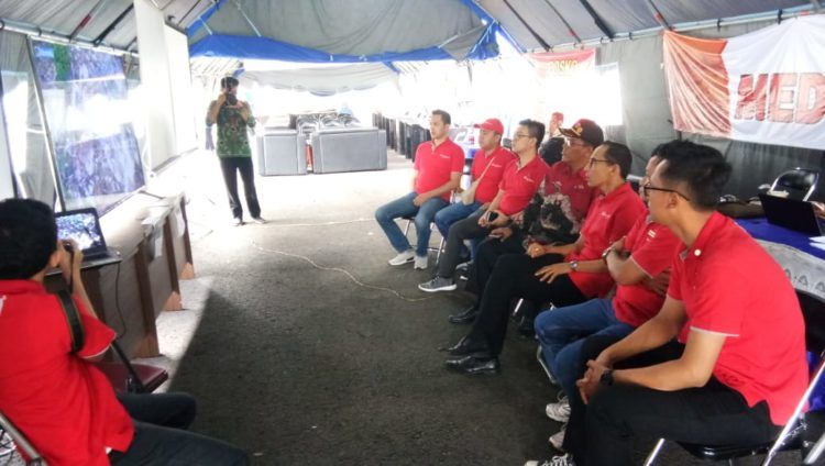 DOKUMENTASI BENCANA TSUNAMI. Manajemen Swiss-Belhotel Lampung menonton video dokumentasi bencana tsunami di posko penanganan darurat bencana tsunami, di halaman rumah dinas Bupati Lampung Selatan, Kamis (3/1).LAMPUNG POST/ARMANSYAH