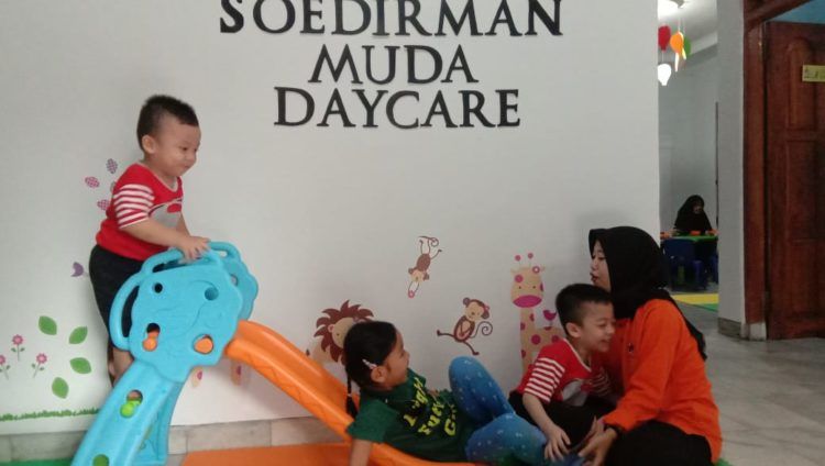 AKTIVITAS SOEDIRMAN MUDA. Sejumlah anak asyik bermain di Soedirman Muda Daycare, di Jalan Jenderal Sudirman No. 18 (depan Prodia), Bandar Lampung, Jumat (4/1). Anak-anak tidak hanya bermain tetapi melakukan aktivitas edukatif.
DOK SOEDIRMAN MUDA DAYCARE