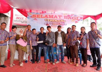 SERAHKAN HADIAH MOBIL. Manajemen PT Nusantara Surya Sakti Kedaton berfoto bersama pemenang Nusantara Sakti Vaganza Beli Motor Dapat Mobil, di diler setempat, Sabtu (19/1).LAMPUNG POST/ NUR JANNAH