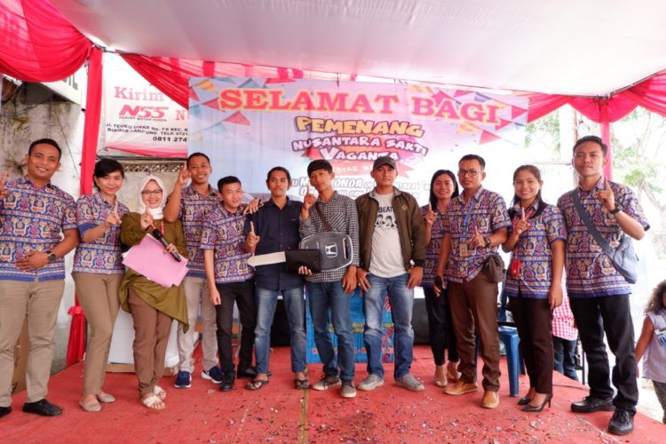 SERAHKAN HADIAH MOBIL. Manajemen PT Nusantara Surya Sakti Kedaton berfoto bersama pemenang Nusantara Sakti Vaganza Beli Motor Dapat Mobil, di diler setempat, Sabtu (19/1).LAMPUNG POST/ NUR JANNAH