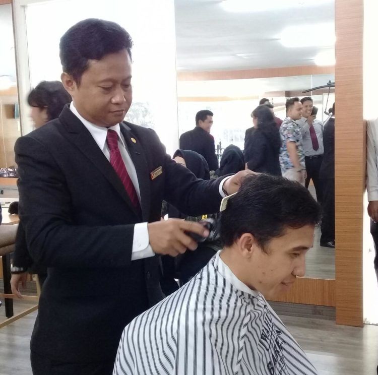 CUKUR RAMBUT KARYAWAN. Executive Assistant Manager Swiss-Belhotel Lampung Theodarus Hari mencukur rambut seorang karyawannya di hotel setempat, Selasa (8/1). Rangkaian kegiatan Employee Fair 2019 itu merupakan program apresiasi manajemen hotel terhadap dedikasi kinerja seluruh karyawannya.
LAMPUNG POST/EFFRAN KURNIAWAN