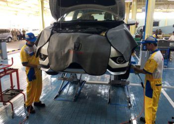 SERVIS KHUSUS KORBAN TSUNAMI. Sejumlah teknisi memperbaiki kendaraan di diler Honda, beberapa waktu lalu. Hingga 28 Februari 2019, Honda menggelar program servis khusus untuk korban tsunami Selat Sunda.
DOK HONDA