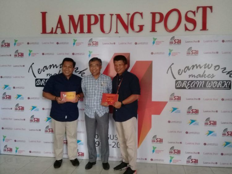 BANGUN KANTOR BARU. (Kiri-kanan) Sales Area Head PGN Lampung M Arif (kiri), Pemimpin Perusahaan Lampung Post Prianto A Suryono, dan mantan Sales Area Head PGN Lampung Wendi Purwanto berfoto bersama saat berkunjung ke kantor harian umum Lampung Post, Kamis (17/1). PGN Lampung akan membangun kantor baru di Jalan Antasari, Bandar Lampung, tahun ini.
LAMPUNG POST/EFFRAN KURNIAWAN