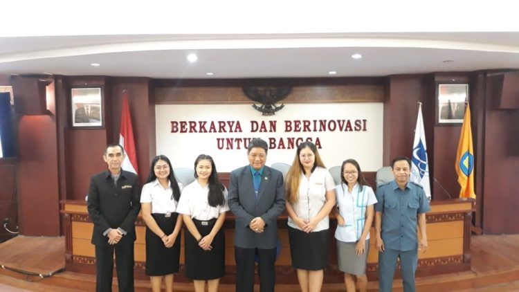 MAHASISWA ASING. Wakil Rektor I Unila Bujang Rahman (tengah) menerima empat mahasiswa asing dari Thailand dan Filipina untuk mengajar selama sebulan di sejumlah sekolah di Lampung. Penyambutan mahasiswa dilakukan di Rektorat Unila, Senin (14/1). (LAMPUNG POST/TRIYADI ISWORO)