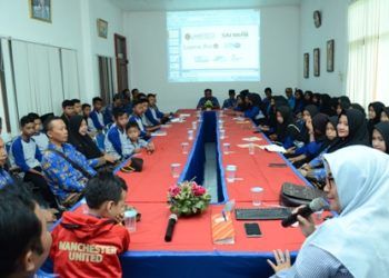 SAFARI JURNALISTIK. Suasana kunjungan SMP Ma'arif Padangratu, Lampung Tengah, ke surat kabar harian Lampung Post, Selasa (15/1).
(LAMPUNG POST/HENDRIVAN GUMAY)