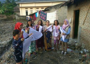 BAGIKAN JILBAB. Komunitas Sahabat Ceria menyalurkan 1.000 jilbab bagi korban tsunami di pesisir Lampung Selatan, Senin (14/1). (ISTIMEWA)
