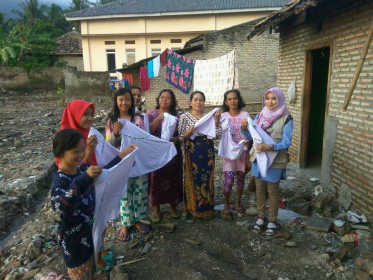 BAGIKAN JILBAB. Komunitas Sahabat Ceria menyalurkan 1.000 jilbab bagi korban tsunami di pesisir Lampung Selatan, Senin (14/1). (ISTIMEWA)