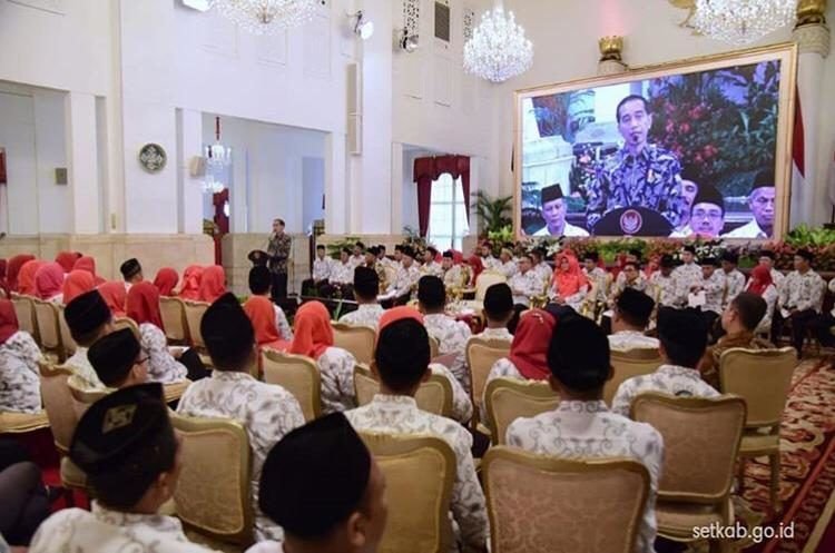 TEMUI PRESIDEN. Persatuan Guru Seluruh Indonesia menemui Presiden Republik Indonesia Joko Widodo di Istana Negara, akhir pekan lalu. (ISTIMEWA)
