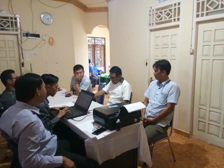 BERI KETERANGAN. Caleg DPR dari DP Lampung 1, Imer Darius memberikan keterangan kepada Bawaslu Pesisir Barat di kantor Bawaslu setempat, Selasa (15/1). Kedatangan Imer untuk mengklarifikasi terkait dugaan gratifikasi yang melibatkan dirinya membagi-bagikan sejumlah uang kepada tujuh ketua dan satu anggota PPK yang ada di Kabupaten Pesisir Barat,  pada pertemuan di Gisting Tanggamus,  pada September 2018.
LAMPUNG POST/YON FISOMA