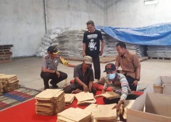 TINJAU GUDANG LOGISTIK KPU. Kapolresta Bandar Lampung Kombes Wirdo Nefisco meninjau Gudang Logisitik KPU Kota Bandar Lampung di Jalan Swadaya, Kecamatan Way Huwi, Kabupaten Selatan, Jumat (25/1). Peninjauan tersebut dilakukan guna memastikan keamanan jalannya proses pengelolaan logistik Pemilu 2019.
DOK POLRESTA BALAM