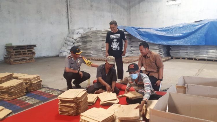 TINJAU GUDANG LOGISTIK KPU. Kapolresta Bandar Lampung Kombes Wirdo Nefisco meninjau Gudang Logisitik KPU Kota Bandar Lampung di Jalan Swadaya, Kecamatan Way Huwi, Kabupaten Selatan, Jumat (25/1). Peninjauan tersebut dilakukan guna memastikan keamanan jalannya proses pengelolaan logistik Pemilu 2019.
DOK POLRESTA BALAM