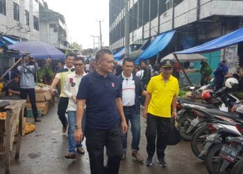 BLUSUKAN. Calon Anggota DPR RI Partai Golkar H Lodewijk F Paulus ditemani jajaran fungsionaris Golkar Lampung blusukan ke Pasar Tugu, Bandar Lampung, Jumat (24/1). n LAMPUNG POST/DOK GOLKAR