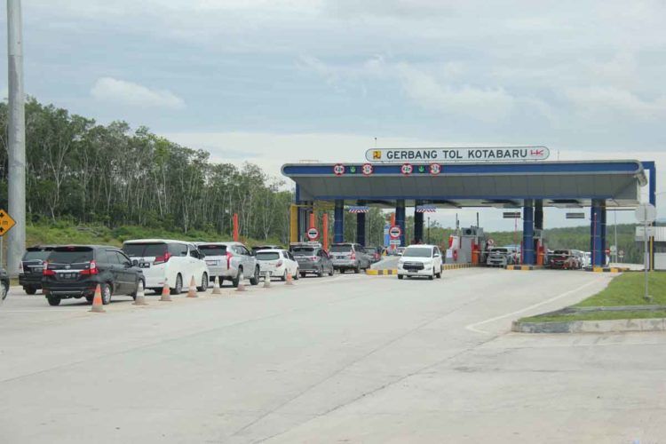 PERTUMBUHAN EKONOMI LAMPUNG. Kendaraan masuk dan keluar di pintu tol Kota Baru Lampung Selatan, Selasa (1/1). Sepanjang 2018 pertumbuhan ekonomi Lampung mencapai 5,22% dan berada di atas rata-rata Sumatera yang hanya 4,72% dan nasional 5,17%. Pembangunan infrastruktur, seperti jalan, telah meningkat signifikan dari 62% jalan mantap pada 2014 menjadi 79,89% pada 2018.
LAMPUNG POST/SUKISNO