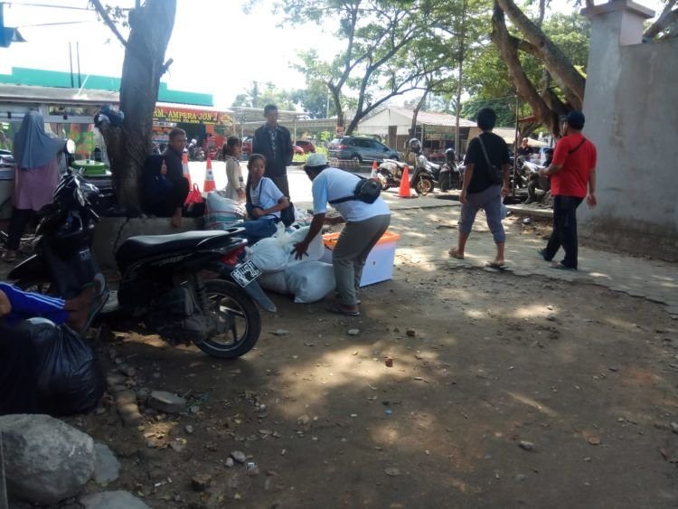 PENGUNGSI KEMASI BARANG. Pengungsi korban tsunami sedang mengemasi barang-barangnya yang akan dibawa pulang ke Pulau Sebesi di depan pintu masuk lapangan tenis indoor Kalianda Lampung Selatan, Selasa (8/1).
LAMPUNG POST/JUWANTORO