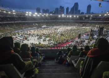 HARLAH KE-73 MUSLIMAT NU. Anggota Muslimat NU mengikuti peringatan hari lahir ke-73 Muslimat NU, doa bersama untuk keselamatan bangsa, dan maulid Rasul di Stadion Utama Gelora Bung Karno, Senayan, Jakarta, Minggu (27/1). Acara tersebut mengangkat tema Khidmah Muslimat NU, jaga Aswaja, teguhkan bangsa. ANTARA FOTO/APRILLIO AKBAR