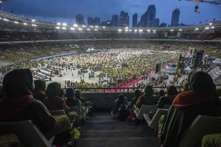 HARLAH KE-73 MUSLIMAT NU. Anggota Muslimat NU mengikuti peringatan hari lahir ke-73 Muslimat NU, doa bersama untuk keselamatan bangsa, dan maulid Rasul di Stadion Utama Gelora Bung Karno, Senayan, Jakarta, Minggu (27/1). Acara tersebut mengangkat tema Khidmah Muslimat NU, jaga Aswaja, teguhkan bangsa. ANTARA FOTO/APRILLIO AKBAR