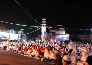 DOA BERSAMA TAHUN BARU. Ratusan kaum muslimin dan muslimat memenuhi Tugu Adi Pura Bandar Lampung saat istigasah kubro dan doa bersama  malam pergantian tahun, Senin (31/12).
LAMPUNG POST/SUKISNO