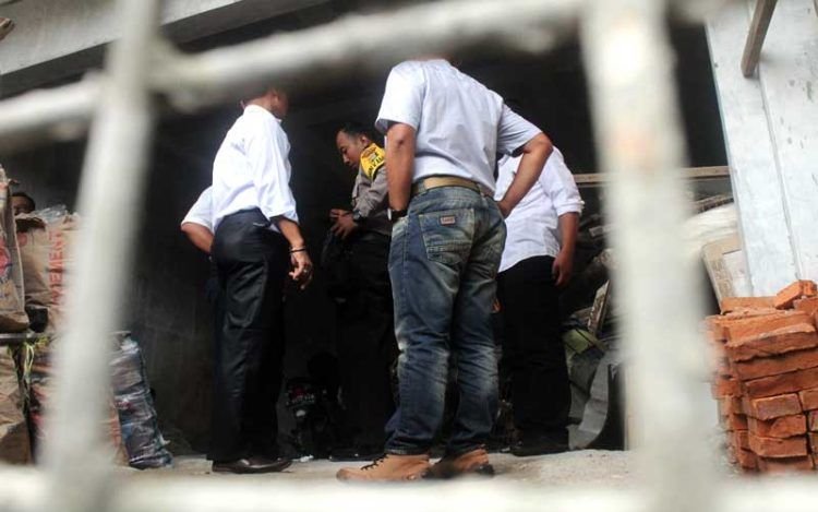 Polisi memeriksa area temuan benda diduga mirip bom di rumah pribadi Ketua KPK Agus Rahardjo di Perumahan Graha Indah, Bekasi, Jawa Barat, Rabu (9/1). Polisi masih mengumpulkan sejumlah barang bukti guna penyelidikan lebih lanjut atas temuan benda yang diduga bom pipa di halaman rumah pimpinan KPK tersebut. (ANTARA FOTO/RISKY ANDRIANTO)