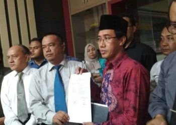 LAPORKAN ANDI SURYA. Dekan Fakultas Syariah UIN Raden Intan Lampung Alamsyah bersama penasihat hukumnya menunjukkan bukti laporan kepolisian usai melaporkan anggota DPD RI asal Lampung Andi Surya ke Polda Lampung atas dugaan pencemaran nama baik terhadap Universitas Islam Negeri (UIN) Raden Intan Lampung, Senin (21/1).
LAMPUNG POST/ASRUL SEPTIAN MALIK