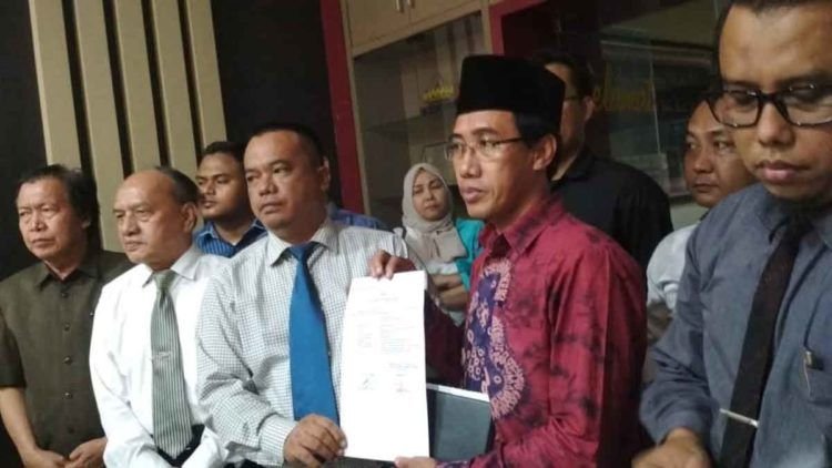 LAPORKAN ANDI SURYA. Dekan Fakultas Syariah UIN Raden Intan Lampung Alamsyah bersama penasihat hukumnya menunjukkan bukti laporan kepolisian usai melaporkan anggota DPD RI asal Lampung Andi Surya ke Polda Lampung atas dugaan pencemaran nama baik terhadap Universitas Islam Negeri (UIN) Raden Intan Lampung, Senin (21/1).
LAMPUNG POST/ASRUL SEPTIAN MALIK
