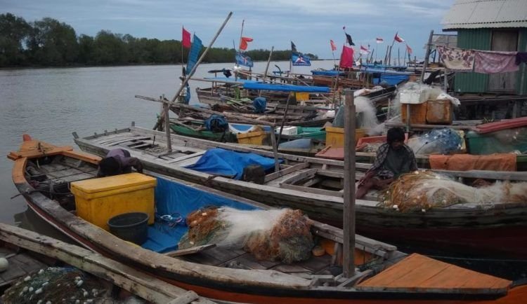 IMBAUAN TIDAK MELAUT. Aktivitas nelayan di Pesisir Pantai Timur tepatnya di Dusun Kualajaya, Desa Bandaragung, Kecamatan Sragi, Lampung Selatan, Selasa (22/1). Kepala Kantor Syahbandar dan Otoritas Penyeberangan (KSOP) Kelas V Bakauheni Iwan Syahrial meminta nelayan kecil untuk tidak melaut di perairan Selat Sunda sejak tadi malam (22/1) hingga Rabu (23/1), pukul 19.00. Berdasar pada informasi Stasiun Meteorologi Maritim Lampung, tinggi gelombang dapat mencapai 1,25—2,5 meter di Selat Sunda utara dan Selat Sunda Selatan.
LAMPUNG POST/ARMANSYAH