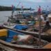 IMBAUAN TIDAK MELAUT. Aktivitas nelayan di Pesisir Pantai Timur tepatnya di Dusun Kualajaya, Desa Bandaragung, Kecamatan Sragi, Lampung Selatan, Selasa (22/1). Kepala Kantor Syahbandar dan Otoritas Penyeberangan (KSOP) Kelas V Bakauheni Iwan Syahrial meminta nelayan kecil untuk tidak melaut di perairan Selat Sunda sejak tadi malam (22/1) hingga Rabu (23/1), pukul 19.00. Berdasar pada informasi Stasiun Meteorologi Maritim Lampung, tinggi gelombang dapat mencapai 1,25—2,5 meter di Selat Sunda utara dan Selat Sunda Selatan.
LAMPUNG POST/ARMANSYAH