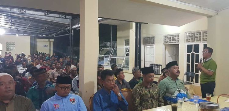 BERI SAMBUTAN : Bupati Khamami (kanan) malam ini tengah memberikan arahan kepada masyarakat. (Foto istimewa)
