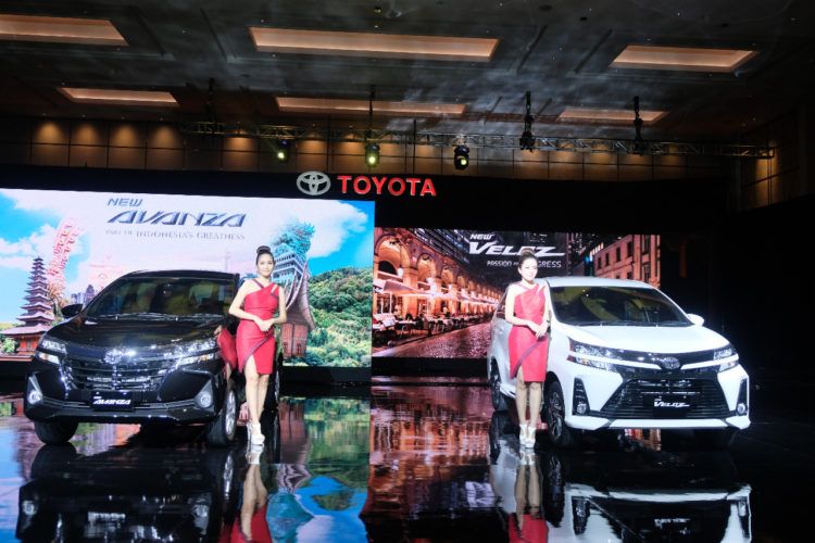 PROMOSI PAKET PEMBELIAN. Karyawan menunjukkan unit New Avanza dan New Veloz dalam peluncuran unit tersebut di Jakarta, Selasa (15/1). Saat ini AUTO2000 menggelar promosi paket pembelian unit Toyota apapun.DOK.AUTO2000