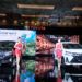 PROMOSI PAKET PEMBELIAN. Karyawan menunjukkan unit New Avanza dan New Veloz dalam peluncuran unit tersebut di Jakarta, Selasa (15/1). Saat ini AUTO2000 menggelar promosi paket pembelian unit Toyota apapun.DOK.AUTO2000