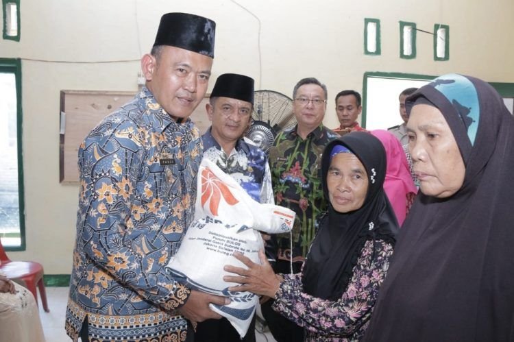 Pemkab Pringsewu Bagikan Beras Gratis
