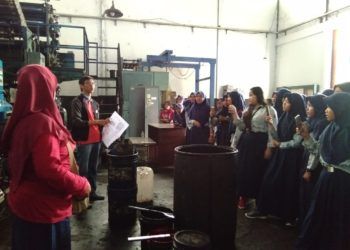 KUNJUNGAN SISWA. Siswa kelas IX SMPN 2 Metro berkunjung ke kantor Lampung Post untuk belajar jurnalistik dan mengenal bisnis media massa, pada Sabtu (26/1). (LAMPUNG POST/NUR JANNAH)