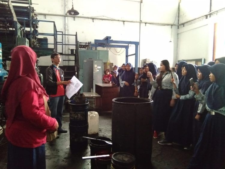 KUNJUNGAN SISWA. Siswa kelas IX SMPN 2 Metro berkunjung ke kantor Lampung Post untuk belajar jurnalistik dan mengenal bisnis media massa, pada Sabtu (26/1). (LAMPUNG POST/NUR JANNAH)