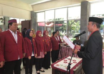 LANTIK PEJABAT. LANTIK PEJABAT. Rektor UTB Agus Mardihartono (kanan) melantik 25 pejabat struktural kampus setempat, akhir pekan lalu.  (ISTIMEWA)