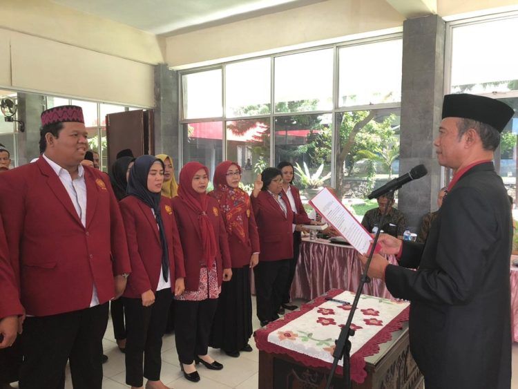 LANTIK PEJABAT. LANTIK PEJABAT. Rektor UTB Agus Mardihartono (kanan) melantik 25 pejabat struktural kampus setempat, akhir pekan lalu.  (ISTIMEWA)