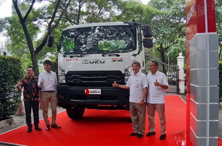 Manajamen Isuzu berfoto bersama pada peluncuran New Isuzu Giga Tractor Head.DOK. ISUZU