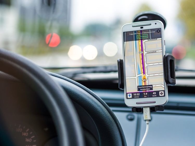 Polisi Tilang Pengguna GPS Saat Berkendara