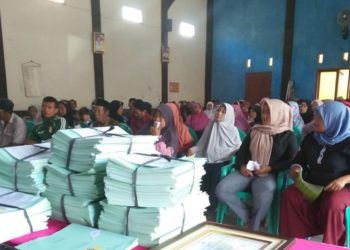 Warga Sidoasri Terima Sertifikat Tanah Program PTSL