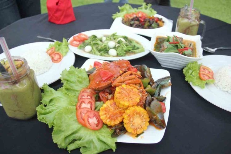 Menyantap Pedas Kepiting Nyeblak