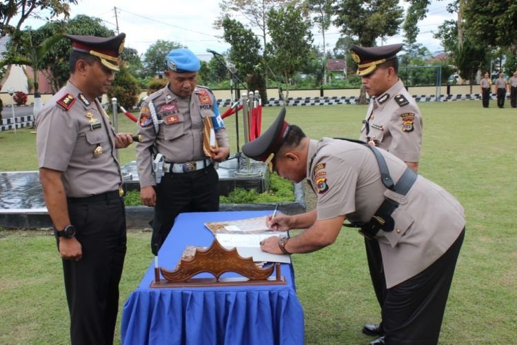 JABATAN kabag sumda dan kasat Polair Polres Lampung Barat diserahterimakan di lapangan Polres setempat, Senin (18/2).