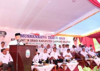 Plt Bupati Lampung Selatan Nanang Ermanto saat Musyawarah Perencanaan Pembangunan Kecamatan (Musrenbangcam) 2019 di Komplek Wardes Desa Sumbersari, Rabu (27/2/2019).  (Lampost.co/ Armansyah)