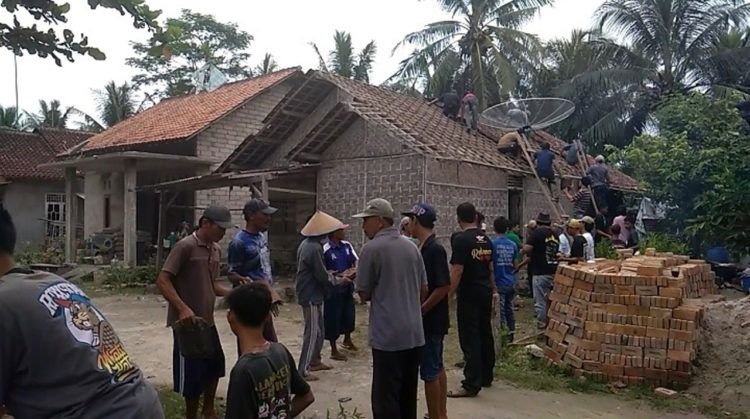 Slanker Bedah Rumah Warga Tidak Mampu