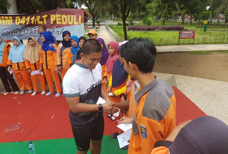 Kodim 0411 Berbagi Rezeki dengan Petugas Kebersihan